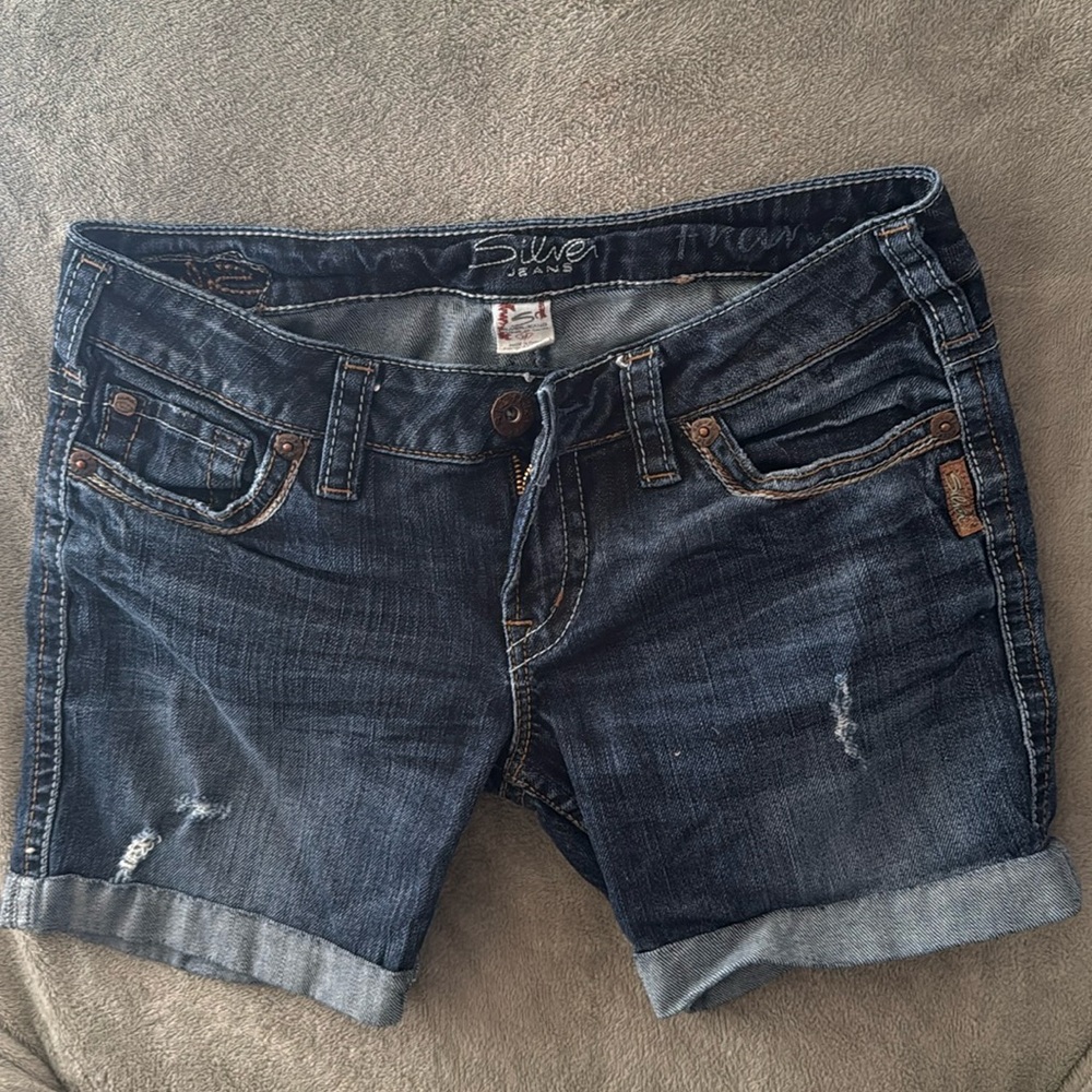 EUC Silver Jeans Shorts 
Distressed